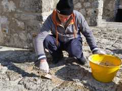 Foto particolare del piazzale in pietra di Paestum durante i lavori di restauro (14)
